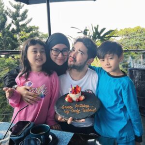 Aryani Fitriana Instagram - Recap tahun 2024 :
1. 16 januari anniversary yg ke 8 thn
2. Alhamdulillah bisa umroh bareng keluarga š¤²š»
3. Ade satu2nya nikah
4. Udah mulai catwalk2 lagi, thanks to @lbylcb š«¶š»
5. Isco ultah & leia ultah
6. Pulkam ke bali lagi hehe (ritual setiap tahun)
7. Aku ultahh yg keā¦. š
8. Udah sering foto couple @donnymichael
9. Photoshoot band @dombandofficial band barunya @donnymichael
10. Shooting film pertama āGazaā (Hayya 3)
11. Punya kucinggg namanya Muezza š
12. Papa @donnymichael ultah
13. Catwalk2 & photoshoot2 (thx to semua brand yg udah invite akuu, maaf ga bisa disebutin satu2 š¤)
14. Ikut tournament badminton untuk pertama kalinyaa
15. Dan alhamdulillah di thn ini udah bbrp kali photoshoot couple teruss..
Alhamdulillah ya Allah aku dan keluarga kecilku bisa melewati semuanya di thn ini. Semoga di tahun 2025 bisa lebih baik lagi dan semua doa yg baik2 terkabulkan, Aamiin Allahumma Aamiin š¤²š»
Selamat tinggal 2024, selamat datang 2025.. insya Allah kami siap menjalaninya š¤āØ