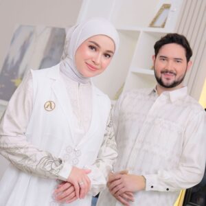 Aryani Fitriana Instagram - Recap tahun 2024 :

1. 16 januari anniversary yg ke 8 thn
2. Alhamdulillah bisa umroh bareng keluarga 🤲🏻
3. Ade satu2nya nikah 
4. Udah mulai catwalk2 lagi, thanks to @lbylcb 🫶🏻
5. Isco ultah & leia ultah
6. Pulkam ke bali lagi hehe (ritual setiap tahun)
7. Aku ultahh yg ke…. 😁
8. Udah sering foto couple @donnymichael 
9. Photoshoot band @dombandofficial band barunya @donnymichael 
10. Shooting film pertama “Gaza” (Hayya 3)
11. Punya kucinggg namanya Muezza 😍
12. Papa @donnymichael ultah 
13. Catwalk2 & photoshoot2 (thx to semua brand yg udah invite akuu, maaf ga bisa disebutin satu2 🤍)
14. Ikut tournament badminton untuk pertama kalinyaa
15. Dan alhamdulillah di thn ini udah bbrp kali photoshoot couple teruss.. 

Alhamdulillah ya Allah aku dan keluarga kecilku bisa melewati semuanya di thn ini. Semoga di tahun 2025 bisa lebih baik lagi dan semua doa yg baik2 terkabulkan, Aamiin Allahumma Aamiin 🤲🏻

Selamat tinggal 2024, selamat datang 2025.. insya Allah kami siap menjalaninya 🤍✨