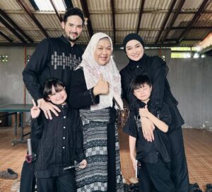 Aryani Fitriana Instagram - Alhamdulillah bisa melewati bulan puasa dan Idul fitri tahun ini sama keluarga tercinta. Semoga masih rezeki bisa bertemu idul fitri ditahun depan, Aamiin ya rabb 🤲🏻
Selamat merayakan Idul Fitri 1446 H, mohon maaf lahir dan batin semuanya 🙏🏻✨
#idulfitri2025 #aryanifitriana