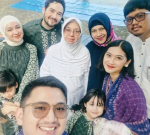Aryani Fitriana Instagram - Alhamdulillah bisa melewati bulan puasa dan Idul fitri tahun ini sama keluarga tercinta. Semoga masih rezeki bisa bertemu idul fitri ditahun depan, Aamiin ya rabb 🤲🏻
Selamat merayakan Idul Fitri 1446 H, mohon maaf lahir dan batin semuanya 🙏🏻✨
#idulfitri2025 #aryanifitriana