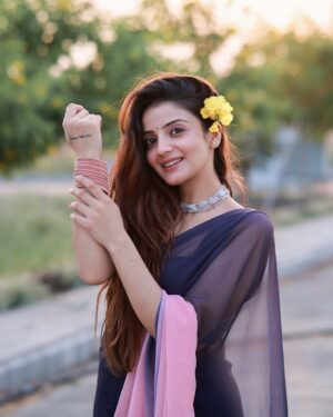 Aryanshi Sharma Instagram - yahan milege majnu gali gali mere naam ke deewane 💕🌹 #arusquad 
👗: @vipnari_ 
✍️: @jigar_vandarvala 
.
.
.
#feelinggood #instagram #aesthetic #instadaily #lifestyle #ootd #lifestyleinfluencer #contentcreator #videocreator #influencer #influencerlife #fashioninfluencer #fashionista #instafashion #fashionblogger #influencerdiaries #influencerlifestyle #mumbai #lifestyle