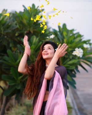 Aryanshi Sharma Instagram - yahan milege majnu gali gali mere naam ke deewane 💕🌹 #arusquad 
👗: @vipnari_ 
✍️: @jigar_vandarvala 
.
.
.
#feelinggood #instagram #aesthetic #instadaily #lifestyle #ootd #lifestyleinfluencer #contentcreator #videocreator #influencer #influencerlife #fashioninfluencer #fashionista #instafashion #fashionblogger #influencerdiaries #influencerlifestyle #mumbai #lifestyle