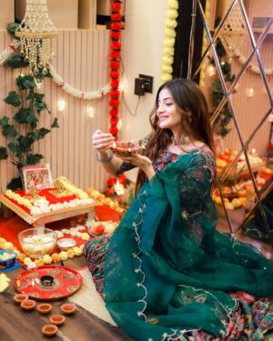 Aryanshi Sharma Instagram - HAPPY DIWALI 🪔 #arusquad 
All about today ! 
👗: @aachho 
✍️: @jigar_vandarvala 
.
.
.

#feelinggood #instagram #aesthetic #instadaily #lifestyle #ootd #lifestyleinfluencer #contentcreator #videocreator #influencer #influencerlife #fashioninfluencer #fashionista #instafashion #fashionblogger #influencerdiaries #influencerlifestyle #mumbai #lifestyle