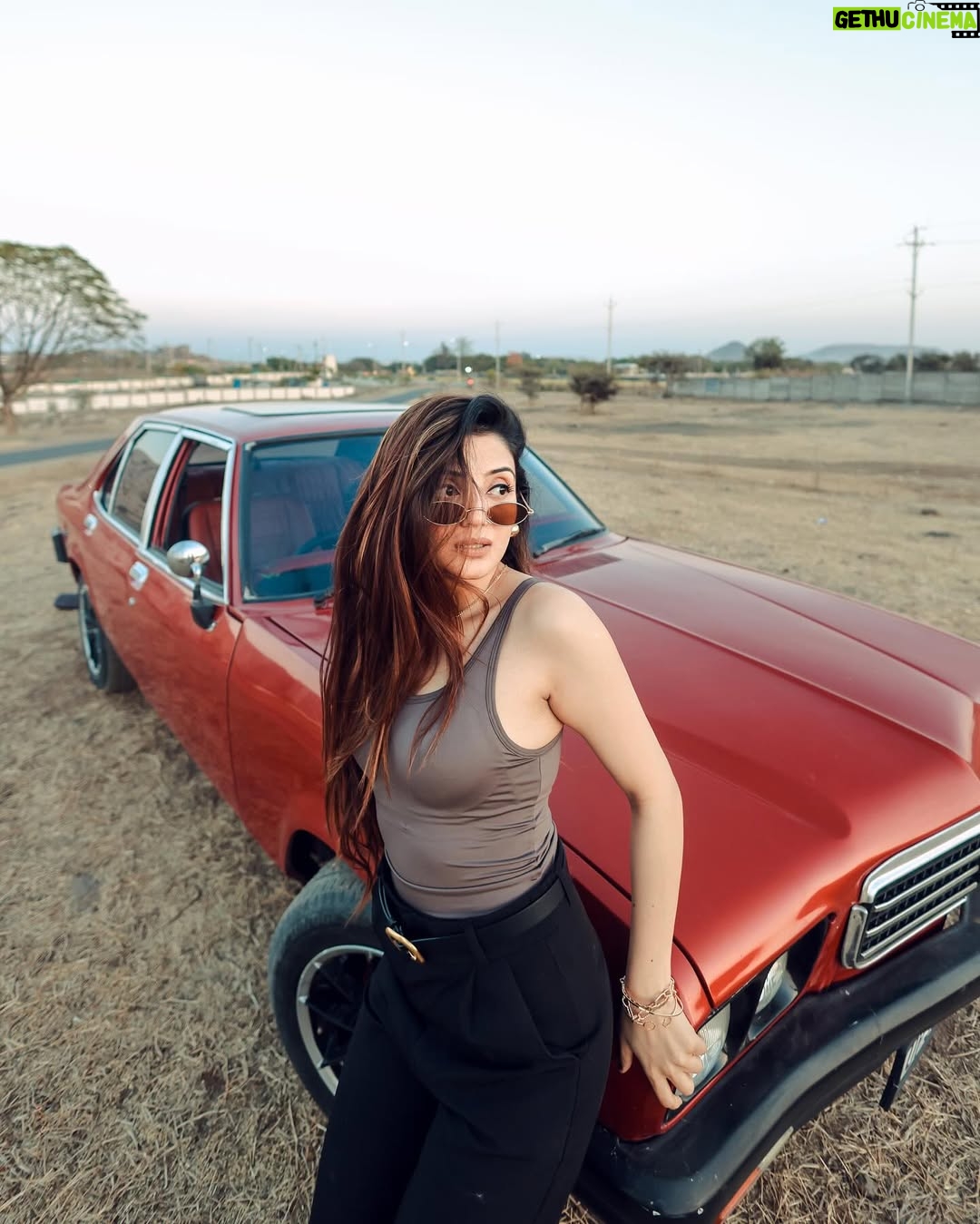 Aryanshi Sharma - 525.6K Likes - THE CLASSIC VINTAGE CORE ! Meto bch ke rahi 🚨#arusquad 
📸: @naman_sharma_photography_x 
✍️: @jigar_vandarvala 
.
.
.
#feelinggood #instagram #aesthetic #instadaily #lifestyle #ootd
#lifestyleinfluencer #contentcreator #videocreator #influencer #influencerlife #fashioninfluencer #fashionista #instafashion #fashionblogger #influencerdiaries #influencerlifestyle