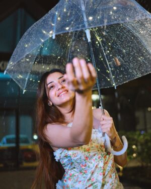 Aryanshi Sharma Instagram - MERE KHWABON MAI JO AAAYE 🥹☔️ #arusquad 
✍🏻: @jigar_vandarvala 
.
.
.
#feelinggood #instagram #aesthetic #instadaily #lifestyle #ootd #lifestyleinfluencer #contentcreator #videocreator #influencer #influencerlife #fashioninfluencer #fashionista #instafashion #fashionblogger #influencerdiaries #influencerlifestyle #mumbai #lifestyle