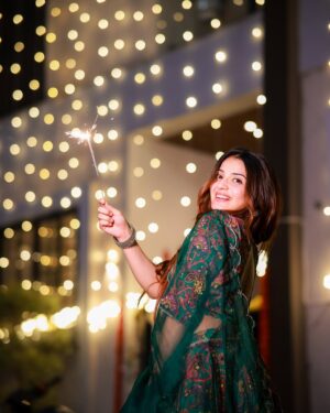 Aryanshi Sharma Instagram - HAPPY DIWALI 🪔 #arusquad 
All about today ! 
👗: @aachho 
✍️: @jigar_vandarvala 
.
.
.

#feelinggood #instagram #aesthetic #instadaily #lifestyle #ootd #lifestyleinfluencer #contentcreator #videocreator #influencer #influencerlife #fashioninfluencer #fashionista #instafashion #fashionblogger #influencerdiaries #influencerlifestyle #mumbai #lifestyle