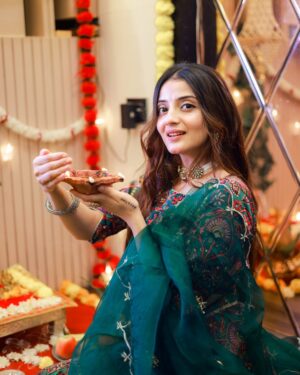 Aryanshi Sharma Instagram - HAPPY DIWALI 🪔 #arusquad 
All about today ! 
👗: @aachho 
✍️: @jigar_vandarvala 
.
.
.

#feelinggood #instagram #aesthetic #instadaily #lifestyle #ootd #lifestyleinfluencer #contentcreator #videocreator #influencer #influencerlife #fashioninfluencer #fashionista #instafashion #fashionblogger #influencerdiaries #influencerlifestyle #mumbai #lifestyle