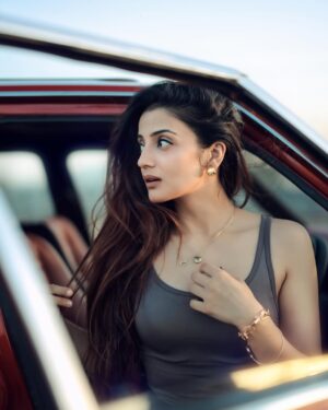Aryanshi Sharma Instagram - THE CLASSIC VINTAGE CORE ! Meto bch ke rahi 🚨#arusquad 
📸: @naman_sharma_photography_x 
✍️: @jigar_vandarvala 
.
.
.
#feelinggood #instagram #aesthetic #instadaily #lifestyle #ootd
#lifestyleinfluencer #contentcreator #videocreator #influencer #influencerlife #fashioninfluencer #fashionista #instafashion #fashionblogger #influencerdiaries #influencerlifestyle