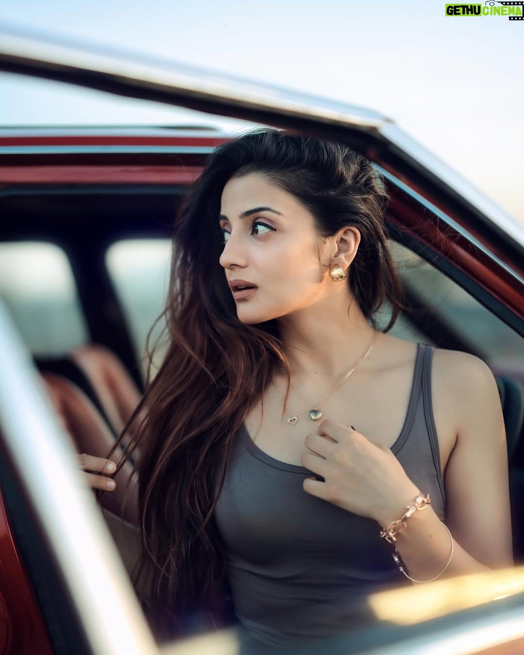 Aryanshi Sharma - 525.6K Likes - THE CLASSIC VINTAGE CORE ! Meto bch ke rahi 🚨#arusquad 
📸: @naman_sharma_photography_x 
✍️: @jigar_vandarvala 
.
.
.
#feelinggood #instagram #aesthetic #instadaily #lifestyle #ootd
#lifestyleinfluencer #contentcreator #videocreator #influencer #influencerlife #fashioninfluencer #fashionista #instafashion #fashionblogger #influencerdiaries #influencerlifestyle