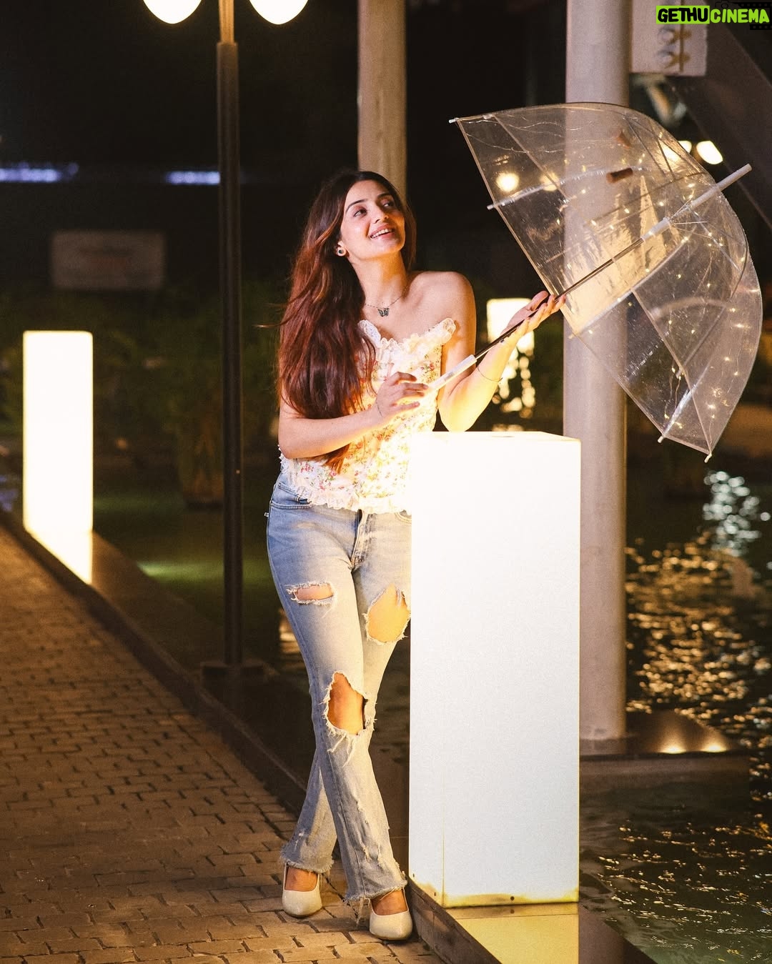 Aryanshi Sharma - 478.1K Likes - MERE KHWABON MAI JO AAAYE 🥹☔️ #arusquad 
✍🏻: @jigar_vandarvala 
.
.
.
#feelinggood #instagram #aesthetic #instadaily #lifestyle #ootd #lifestyleinfluencer #contentcreator #videocreator #influencer #influencerlife #fashioninfluencer #fashionista #instafashion #fashionblogger #influencerdiaries #influencerlifestyle #mumbai #lifestyle