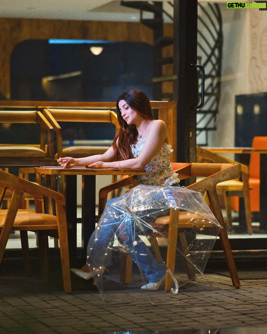 Aryanshi Sharma - 478.1K Likes - MERE KHWABON MAI JO AAAYE 🥹☔️ #arusquad 
✍🏻: @jigar_vandarvala 
.
.
.
#feelinggood #instagram #aesthetic #instadaily #lifestyle #ootd #lifestyleinfluencer #contentcreator #videocreator #influencer #influencerlife #fashioninfluencer #fashionista #instafashion #fashionblogger #influencerdiaries #influencerlifestyle #mumbai #lifestyle