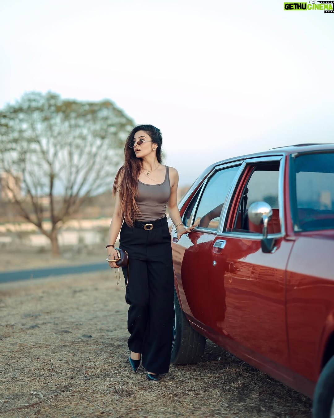 Aryanshi Sharma - 525.6K Likes - THE CLASSIC VINTAGE CORE ! Meto bch ke rahi 🚨#arusquad 
📸: @naman_sharma_photography_x 
✍️: @jigar_vandarvala 
.
.
.
#feelinggood #instagram #aesthetic #instadaily #lifestyle #ootd
#lifestyleinfluencer #contentcreator #videocreator #influencer #influencerlife #fashioninfluencer #fashionista #instafashion #fashionblogger #influencerdiaries #influencerlifestyle