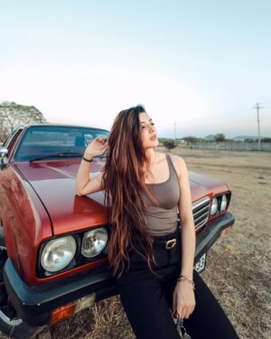 Aryanshi Sharma Instagram - THE CLASSIC VINTAGE CORE ! Meto bch ke rahi 🚨#arusquad 
📸: @naman_sharma_photography_x 
✍️: @jigar_vandarvala 
.
.
.
#feelinggood #instagram #aesthetic #instadaily #lifestyle #ootd
#lifestyleinfluencer #contentcreator #videocreator #influencer #influencerlife #fashioninfluencer #fashionista #instafashion #fashionblogger #influencerdiaries #influencerlifestyle