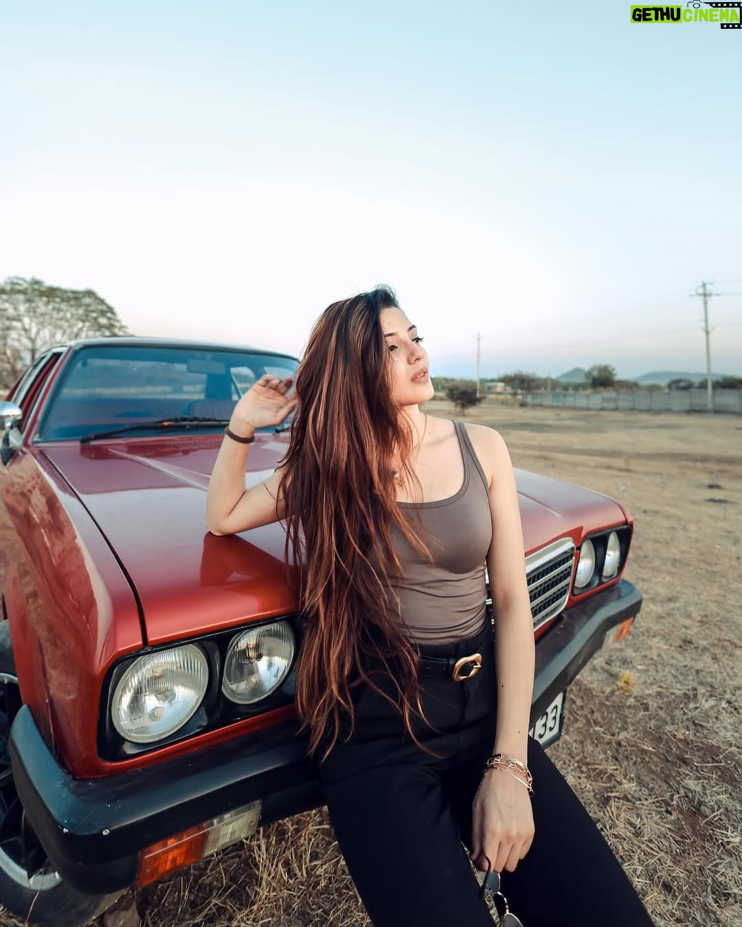 Aryanshi Sharma - 525.6K Likes - THE CLASSIC VINTAGE CORE ! Meto bch ke rahi 🚨#arusquad 
📸: @naman_sharma_photography_x 
✍️: @jigar_vandarvala 
.
.
.
#feelinggood #instagram #aesthetic #instadaily #lifestyle #ootd
#lifestyleinfluencer #contentcreator #videocreator #influencer #influencerlife #fashioninfluencer #fashionista #instafashion #fashionblogger #influencerdiaries #influencerlifestyle