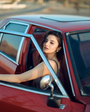 Aryanshi Sharma Instagram - THE CLASSIC VINTAGE CORE ! Meto bch ke rahi 🚨#arusquad 
📸: @naman_sharma_photography_x 
✍️: @jigar_vandarvala 
.
.
.
#feelinggood #instagram #aesthetic #instadaily #lifestyle #ootd
#lifestyleinfluencer #contentcreator #videocreator #influencer #influencerlife #fashioninfluencer #fashionista #instafashion #fashionblogger #influencerdiaries #influencerlifestyle