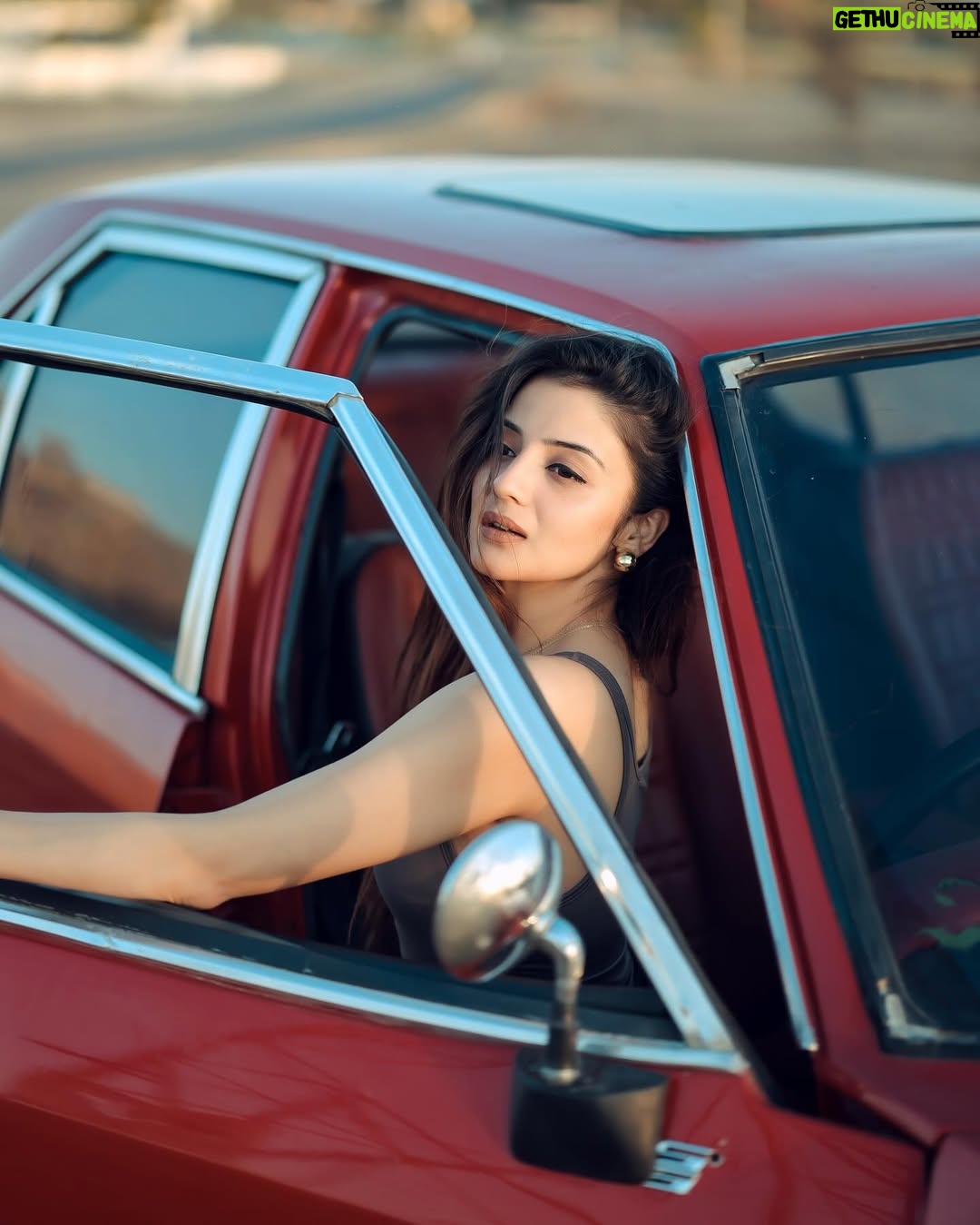 Aryanshi Sharma - 525.6K Likes - THE CLASSIC VINTAGE CORE ! Meto bch ke rahi 🚨#arusquad 
📸: @naman_sharma_photography_x 
✍️: @jigar_vandarvala 
.
.
.
#feelinggood #instagram #aesthetic #instadaily #lifestyle #ootd
#lifestyleinfluencer #contentcreator #videocreator #influencer #influencerlife #fashioninfluencer #fashionista #instafashion #fashionblogger #influencerdiaries #influencerlifestyle