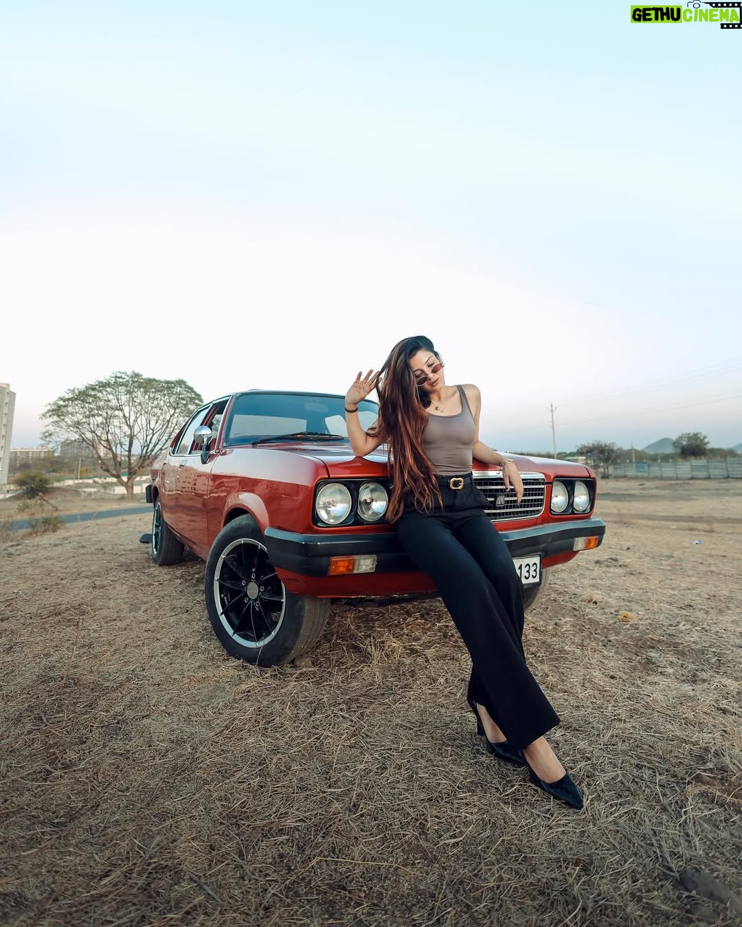 Aryanshi Sharma - 525.6K Likes - THE CLASSIC VINTAGE CORE ! Meto bch ke rahi 🚨#arusquad 
📸: @naman_sharma_photography_x 
✍️: @jigar_vandarvala 
.
.
.
#feelinggood #instagram #aesthetic #instadaily #lifestyle #ootd
#lifestyleinfluencer #contentcreator #videocreator #influencer #influencerlife #fashioninfluencer #fashionista #instafashion #fashionblogger #influencerdiaries #influencerlifestyle
