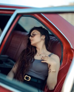 Aryanshi Sharma Instagram - THE CLASSIC VINTAGE CORE ! Meto bch ke rahi 🚨#arusquad
📸: @naman_sharma_photography_x
✍️: @jigar_vandarvala
.
.
.
#feelinggood #instagram #aesthetic #instadaily #lifestyle #ootd
#lifestyleinfluencer #contentcreator #videocreator #influencer #influencerlife #fashioninfluencer #fashionista #instafashion #fashionblogger #influencerdiaries #influencerlifestyle