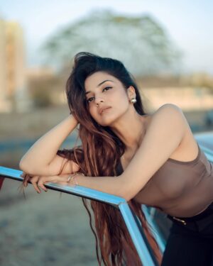 Aryanshi Sharma Instagram - THE CLASSIC VINTAGE CORE ! Meto bch ke rahi 🚨#arusquad 
📸: @naman_sharma_photography_x 
✍️: @jigar_vandarvala 
.
.
.
#feelinggood #instagram #aesthetic #instadaily #lifestyle #ootd
#lifestyleinfluencer #contentcreator #videocreator #influencer #influencerlife #fashioninfluencer #fashionista #instafashion #fashionblogger #influencerdiaries #influencerlifestyle