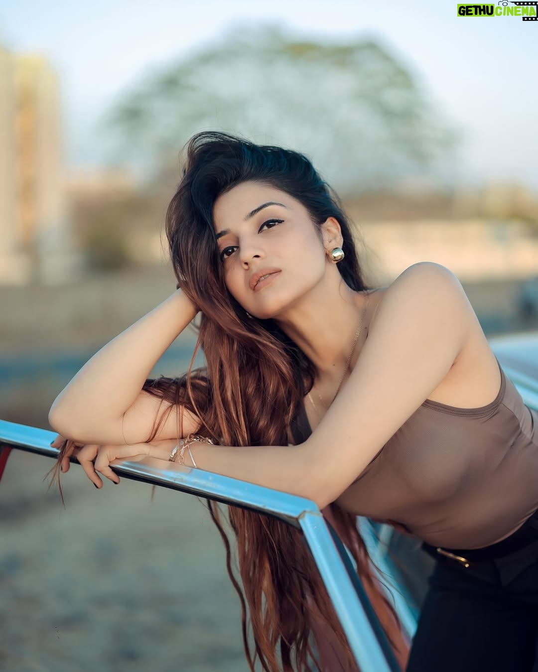 Aryanshi Sharma - 525.6K Likes - THE CLASSIC VINTAGE CORE ! Meto bch ke rahi 🚨#arusquad 
📸: @naman_sharma_photography_x 
✍️: @jigar_vandarvala 
.
.
.
#feelinggood #instagram #aesthetic #instadaily #lifestyle #ootd
#lifestyleinfluencer #contentcreator #videocreator #influencer #influencerlife #fashioninfluencer #fashionista #instafashion #fashionblogger #influencerdiaries #influencerlifestyle