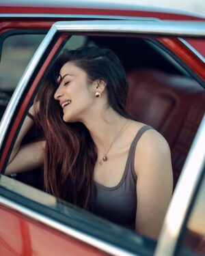 Aryanshi Sharma Instagram - THE CLASSIC VINTAGE CORE ! Meto bch ke rahi 🚨#arusquad 
📸: @naman_sharma_photography_x 
✍️: @jigar_vandarvala 
.
.
.
#feelinggood #instagram #aesthetic #instadaily #lifestyle #ootd
#lifestyleinfluencer #contentcreator #videocreator #influencer #influencerlife #fashioninfluencer #fashionista #instafashion #fashionblogger #influencerdiaries #influencerlifestyle