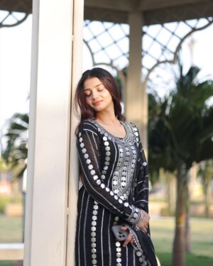 Aryanshi Sharma Instagram - 🖤 तेरी झुकी नज़र #arusqaud 
Suit: @the_style_hub14 
📸: @naman_sharma_photography_x 
✍🏻: @jigar_vandarvala 
.
.
.
#feelinggood #instagram #aesthetic #instadaily #lifestyle #ootd #lifestyleinfluencer #contentcreator #videocreator #influencer #influencerlife #fashioninfluencer #fashionista #instafashion #fashionblogger #influencerdiaries #influencerlifestyle #mumbai #lifestyle