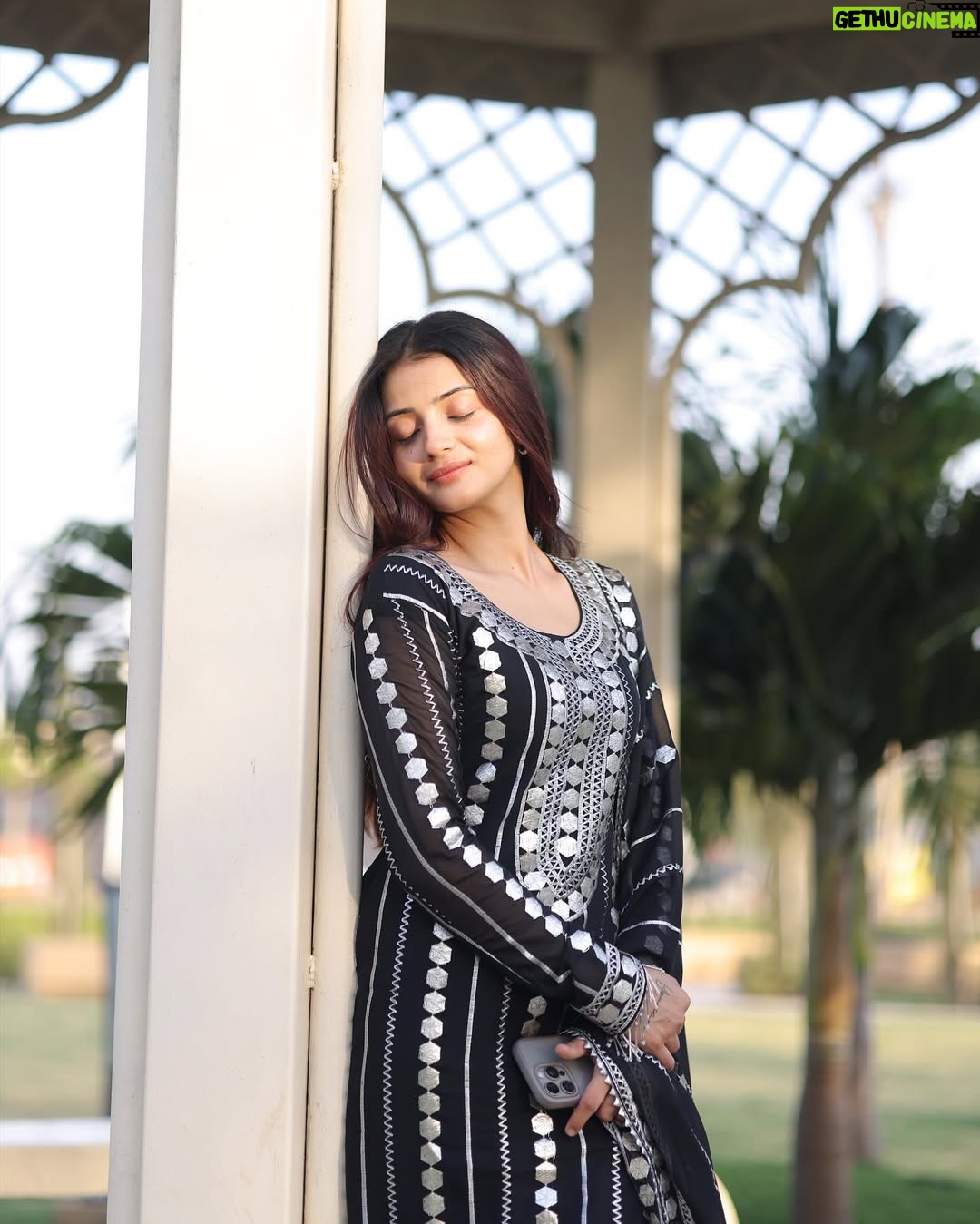 Aryanshi Sharma - 424.1K Likes - 🖤 तेरी झुकी नज़र #arusqaud 
Suit: @the_style_hub14 
📸: @naman_sharma_photography_x 
✍🏻: @jigar_vandarvala 
.
.
.
#feelinggood #instagram #aesthetic #instadaily #lifestyle #ootd #lifestyleinfluencer #contentcreator #videocreator #influencer #influencerlife #fashioninfluencer #fashionista #instafashion #fashionblogger #influencerdiaries #influencerlifestyle #mumbai #lifestyle