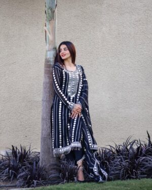 Aryanshi Sharma Instagram - 🖤 तेरी झुकी नज़र #arusqaud 
Suit: @the_style_hub14 
📸: @naman_sharma_photography_x 
✍🏻: @jigar_vandarvala 
.
.
.
#feelinggood #instagram #aesthetic #instadaily #lifestyle #ootd #lifestyleinfluencer #contentcreator #videocreator #influencer #influencerlife #fashioninfluencer #fashionista #instafashion #fashionblogger #influencerdiaries #influencerlifestyle #mumbai #lifestyle