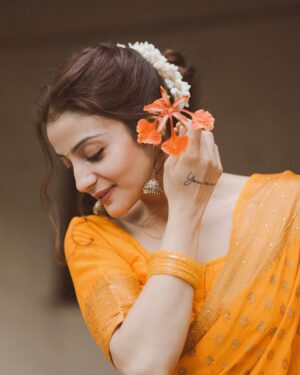 Aryanshi Sharma Instagram - 😌 SAWAR LOON #arusquad
📸: @naman_sharma_photography_x
✍️: @jigar_vandarvala
hair : @_glowithprachi_
.
.
.
#feelinggood #instagram #aesthetic #instadaily #lifestyle
#ootd
#lifestyleinfluencer #contentcreator #videocreator #influencer #influencerlife #fashioninfluencer #fashionista #instafashion
#fashionblogger #influencerdiaries #influencerlifestyle