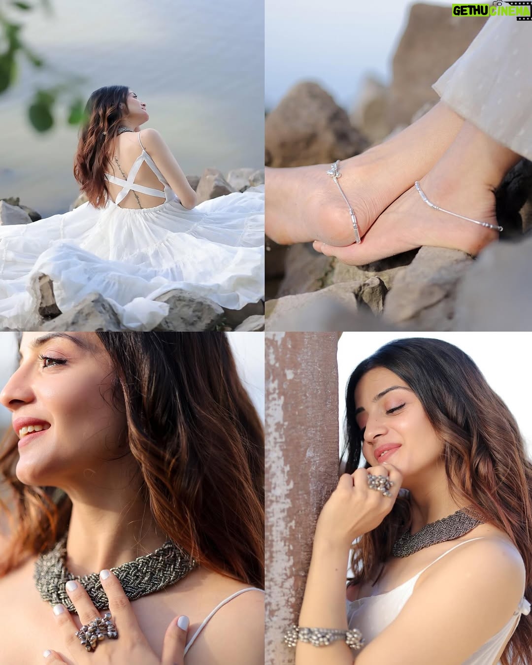 Aryanshi Sharma - 454.5K Likes - 🦢🤍 #arusquad 
📸 : @naman_sharma_photography_x 
✍️: @jigar_vandarvala 
outfit : @mirayaz_jpr 
.
.
.
#feelinggood #instagram #aesthetic #instadaily #lifestyle
#ootd
#lifestyleinfluencer #contentcreator #videocreator #influencer #influencerlife #fashioninfluencer #fashionista #instafashion
#fashionblogger #influencerdiaries #influencerlifestyle