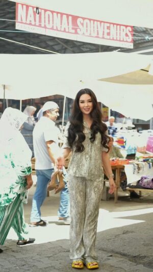 Asal Shodiyeva Instagram - Yozning boshida men uchun noodatiy video suratga olgan edik, yozning yakunida chiqarishga ham yetib keldik😂.

Chorsuga borib, sevimli taomimni yedim🥰 Sizning sevimli taomingiz nima? Kommentlarda yozing.

Va aytgancha, mening bunday videolarim sizlarga yoqadimi? Javobingizni yozib qoldiring, chunki menda juda ko’p ajoyib g’oyalar bor!🤩 Goya muallifi men va @fayz.khikmatullaev @erbol_sars @nasibonn
