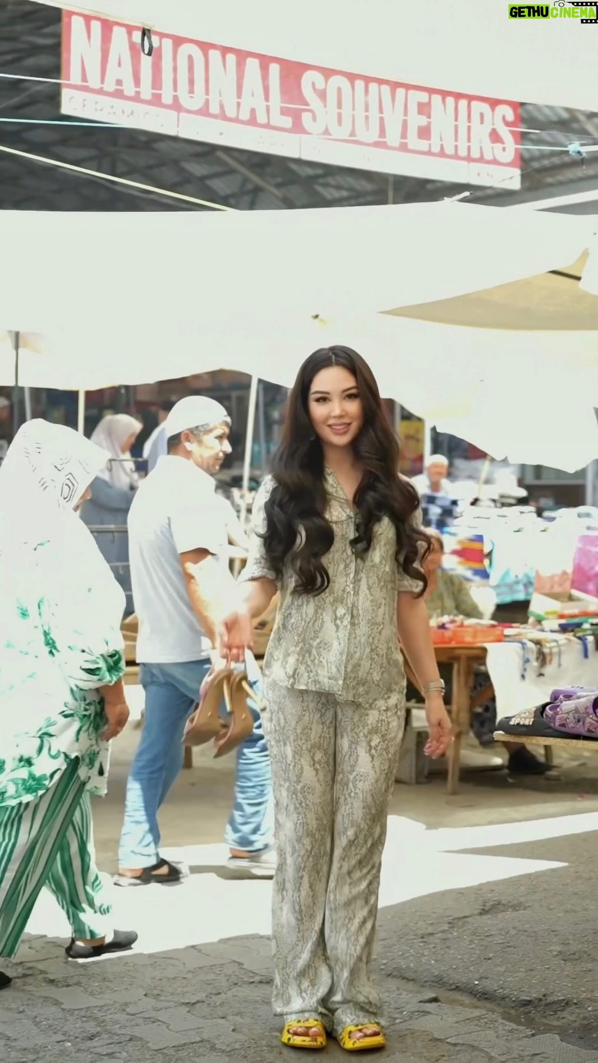 Asal Shodiyeva - 134.1K Likes - Yozning boshida men uchun noodatiy video suratga olgan edik, yozning yakunida chiqarishga ham yetib keldik😂.

Chorsuga borib, sevimli taomimni yedim🥰 Sizning sevimli taomingiz nima? Kommentlarda yozing.

Va aytgancha, mening bunday videolarim sizlarga yoqadimi? Javobingizni yozib qoldiring, chunki menda juda ko’p ajoyib g’oyalar bor!🤩 Goya muallifi men va @fayz.khikmatullaev @erbol_sars @nasibonn