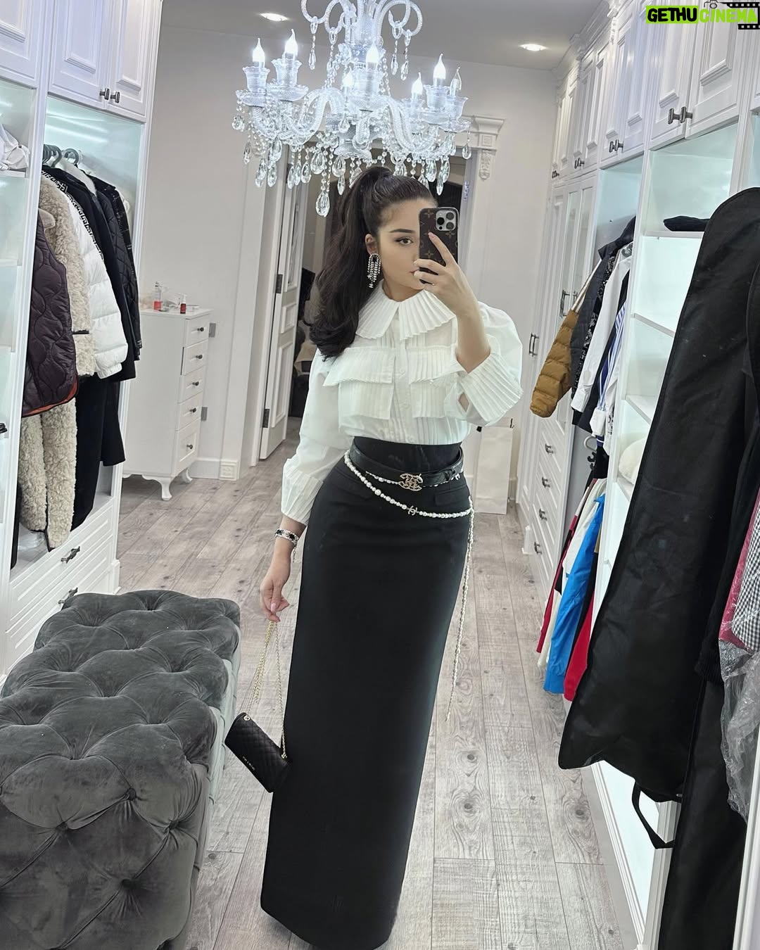 Asal Shodiyeva - 80.7K Likes - С наступающим вас дорогие😘Спасибо что вы есть у меня,желаю каждому волшебного нового календаря. Не болеть☝🏻