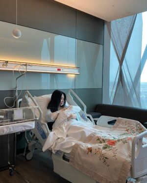 Asal Shodiyeva Instagram - Весёлый был вчера день) наполненный только позитивными эмоциями и людьми) мой прекрасный доктор Emine Barin принимала ер в госпитале «Memorial ,чувствую себя прекрасно ,спасибо всем друзьям и инста обществу за поздравления📨💋👶🏻