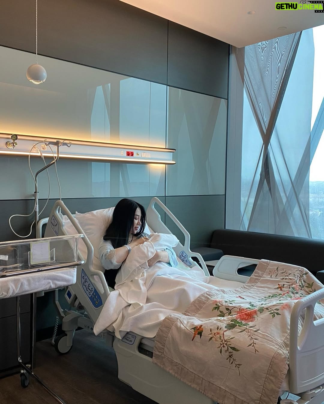 Asal Shodiyeva - 157.3K Likes - Весёлый был вчера день) наполненный только позитивными эмоциями и людьми) мой прекрасный доктор Emine Barin принимала ер в госпитале «Memorial ,чувствую себя прекрасно ,спасибо всем друзьям и инста обществу за поздравления📨💋👶🏻