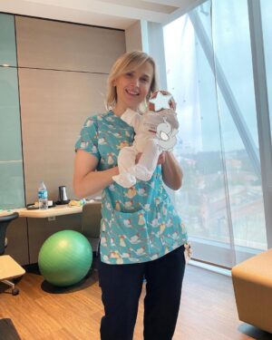 Asal Shodiyeva Instagram - Весёлый был вчера день) наполненный только позитивными эмоциями и людьми) мой прекрасный доктор Emine Barin принимала ер в госпитале «Memorial ,чувствую себя прекрасно ,спасибо всем друзьям и инста обществу за поздравления📨💋👶🏻