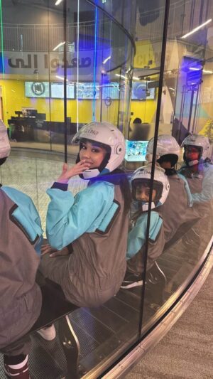 Asal Shodiyeva Instagram - Вы просто не представляете, что я попробовала!🫨🤩

Indoor skydiving — это как настоящий прыжок, но в безопасной аэротрубе. Ты заходишь, и мощный поток воздуха поднимает тебя в воздух, словно ты паришь в свободном падении! Никакого страха высоты, только чистый кайф от ощущения полета. Это обязательно надо попробовать, эмоции на всю жизнь!

@visitabudhabi @clymbyasisland #InAbuDhabi