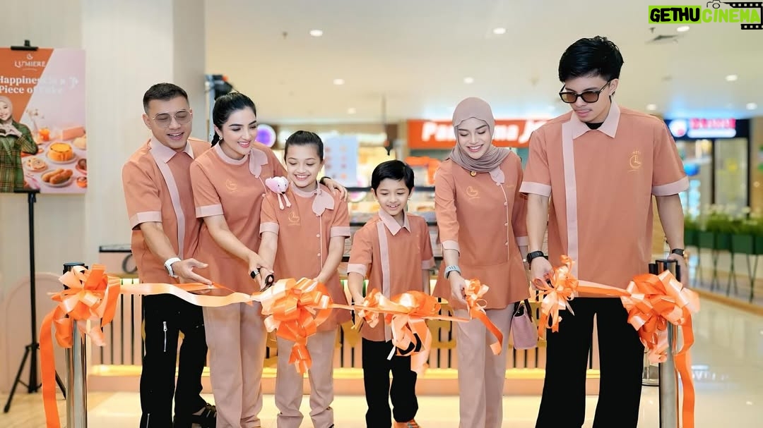 Ashanty - 32.3K Likes - Alhamdulillah ya Allah, pembukaan @lumiere.pusat diberi kelancaran..
Terima kasih semua yg udah suka dan kangen sama menu2 dari Lumiere!!
Rasanya bener2 seperti 6 tahun lalu saat kita mau pembukaan.. hanya aja ini lebih matang, lebih komplit, dan pastinya kedepan akan banyak inovasi2 dari kami😍
Mohon doanya yaa🙏🙏🙏

Outfit by @bloomingelephant