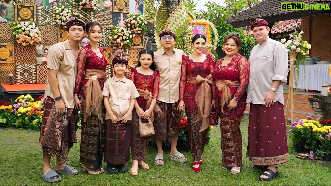 Ashanty - 67.7K Likes - Alhamdulillah bisa kumpul🙏
Silaturahmi di acara @kvin_menzel dan @chintyangelinaa , semoga bisa selalu penuh dengan cinta, seperti kami hari ini yg sangat bahagia bisa hadir mengikuti acara adat yg luar biasa penuh makna!!