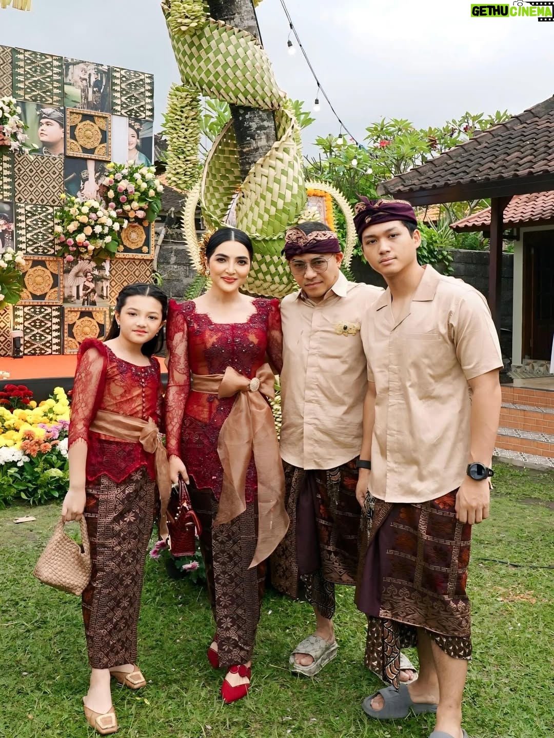 Ashanty - 67.7K Likes - Alhamdulillah bisa kumpul🙏
Silaturahmi di acara @kvin_menzel dan @chintyangelinaa , semoga bisa selalu penuh dengan cinta, seperti kami hari ini yg sangat bahagia bisa hadir mengikuti acara adat yg luar biasa penuh makna!!
