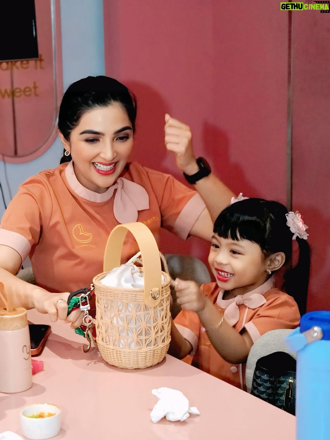 Ashanty - 32.3K Likes - Alhamdulillah ya Allah, pembukaan @lumiere.pusat diberi kelancaran..
Terima kasih semua yg udah suka dan kangen sama menu2 dari Lumiere!!
Rasanya bener2 seperti 6 tahun lalu saat kita mau pembukaan.. hanya aja ini lebih matang, lebih komplit, dan pastinya kedepan akan banyak inovasi2 dari kami😍
Mohon doanya yaa🙏🙏🙏

Outfit by @bloomingelephant