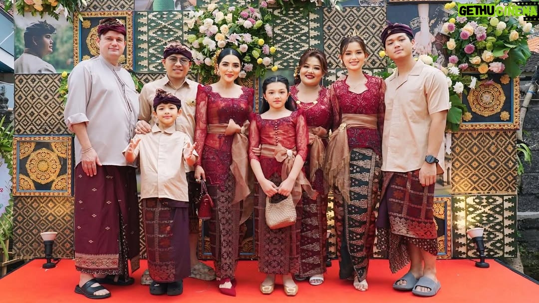 Ashanty - 67.7K Likes - Alhamdulillah bisa kumpul🙏
Silaturahmi di acara @kvin_menzel dan @chintyangelinaa , semoga bisa selalu penuh dengan cinta, seperti kami hari ini yg sangat bahagia bisa hadir mengikuti acara adat yg luar biasa penuh makna!!