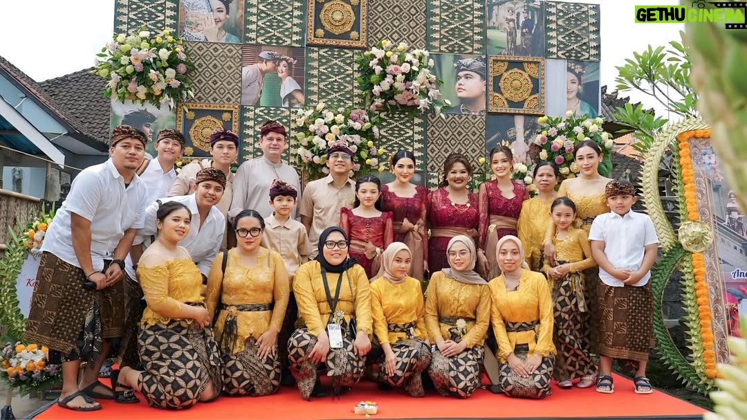 Ashanty - 67.7K Likes - Alhamdulillah bisa kumpul🙏
Silaturahmi di acara @kvin_menzel dan @chintyangelinaa , semoga bisa selalu penuh dengan cinta, seperti kami hari ini yg sangat bahagia bisa hadir mengikuti acara adat yg luar biasa penuh makna!!