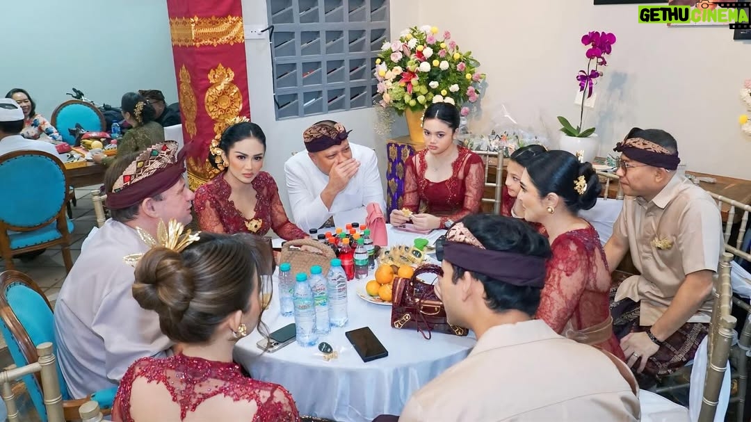 Ashanty - 67.7K Likes - Alhamdulillah bisa kumpul🙏
Silaturahmi di acara @kvin_menzel dan @chintyangelinaa , semoga bisa selalu penuh dengan cinta, seperti kami hari ini yg sangat bahagia bisa hadir mengikuti acara adat yg luar biasa penuh makna!!