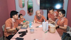 Ashanty Instagram - Alhamdulillah ya Allah, pembukaan @lumiere.pusat diberi kelancaran..
Terima kasih semua yg udah suka dan kangen sama menu2 dari Lumiere!!
Rasanya bener2 seperti 6 tahun lalu saat kita mau pembukaan.. hanya aja ini lebih matang, lebih komplit, dan pastinya kedepan akan banyak inovasi2 dari kami😍
Mohon doanya yaa🙏🙏🙏
Outfit by @bloomingelephant