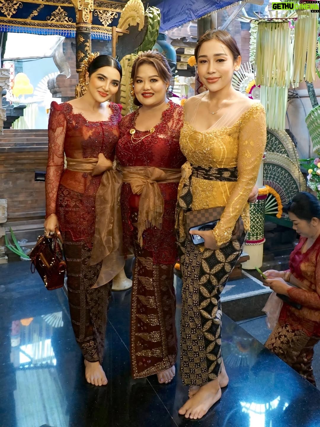 Ashanty - 67.7K Likes - Alhamdulillah bisa kumpul🙏
Silaturahmi di acara @kvin_menzel dan @chintyangelinaa , semoga bisa selalu penuh dengan cinta, seperti kami hari ini yg sangat bahagia bisa hadir mengikuti acara adat yg luar biasa penuh makna!!