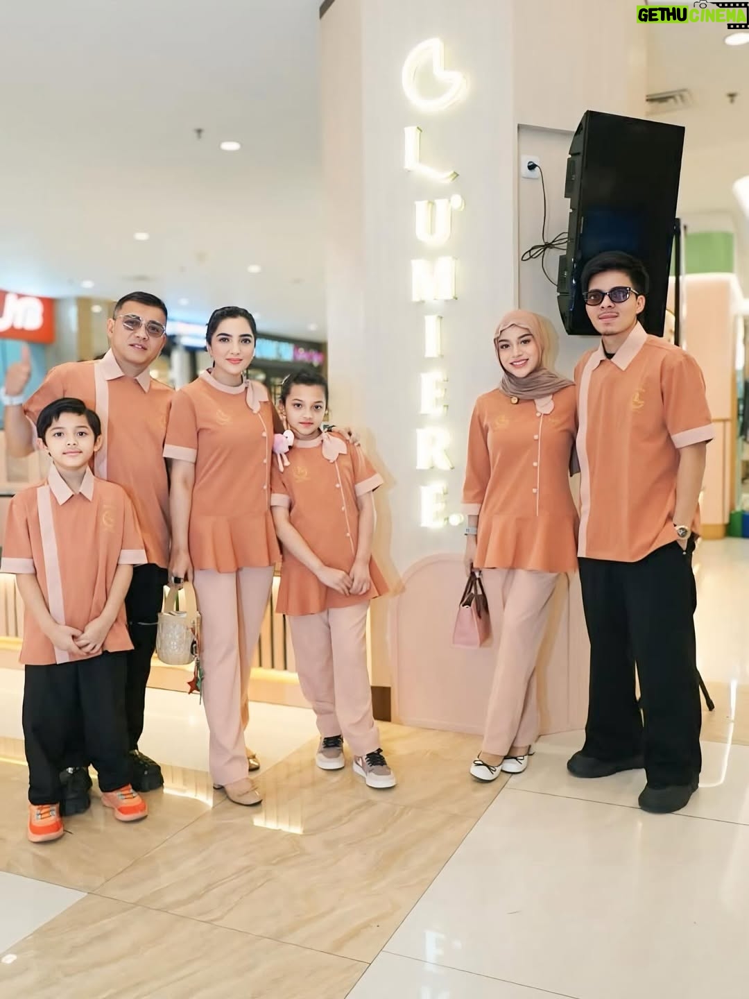 Ashanty - 32.3K Likes - Alhamdulillah ya Allah, pembukaan @lumiere.pusat diberi kelancaran..
Terima kasih semua yg udah suka dan kangen sama menu2 dari Lumiere!!
Rasanya bener2 seperti 6 tahun lalu saat kita mau pembukaan.. hanya aja ini lebih matang, lebih komplit, dan pastinya kedepan akan banyak inovasi2 dari kami😍
Mohon doanya yaa🙏🙏🙏

Outfit by @bloomingelephant