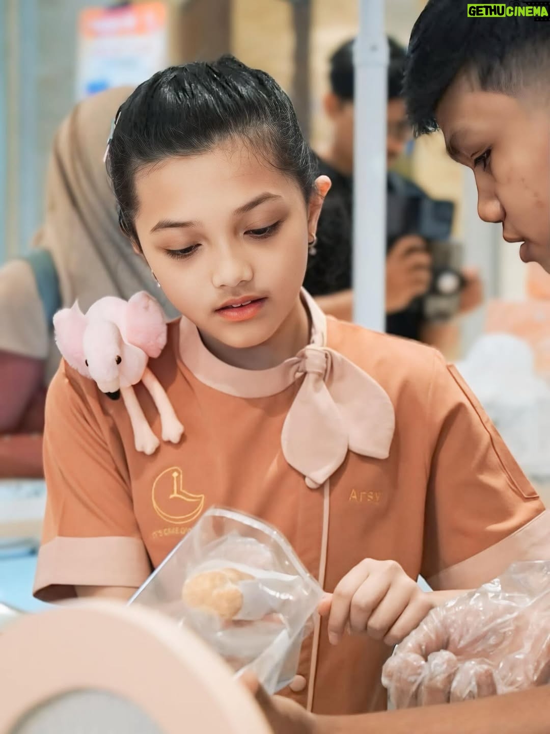 Ashanty - 32.3K Likes - Alhamdulillah ya Allah, pembukaan @lumiere.pusat diberi kelancaran..
Terima kasih semua yg udah suka dan kangen sama menu2 dari Lumiere!!
Rasanya bener2 seperti 6 tahun lalu saat kita mau pembukaan.. hanya aja ini lebih matang, lebih komplit, dan pastinya kedepan akan banyak inovasi2 dari kami😍
Mohon doanya yaa🙏🙏🙏

Outfit by @bloomingelephant