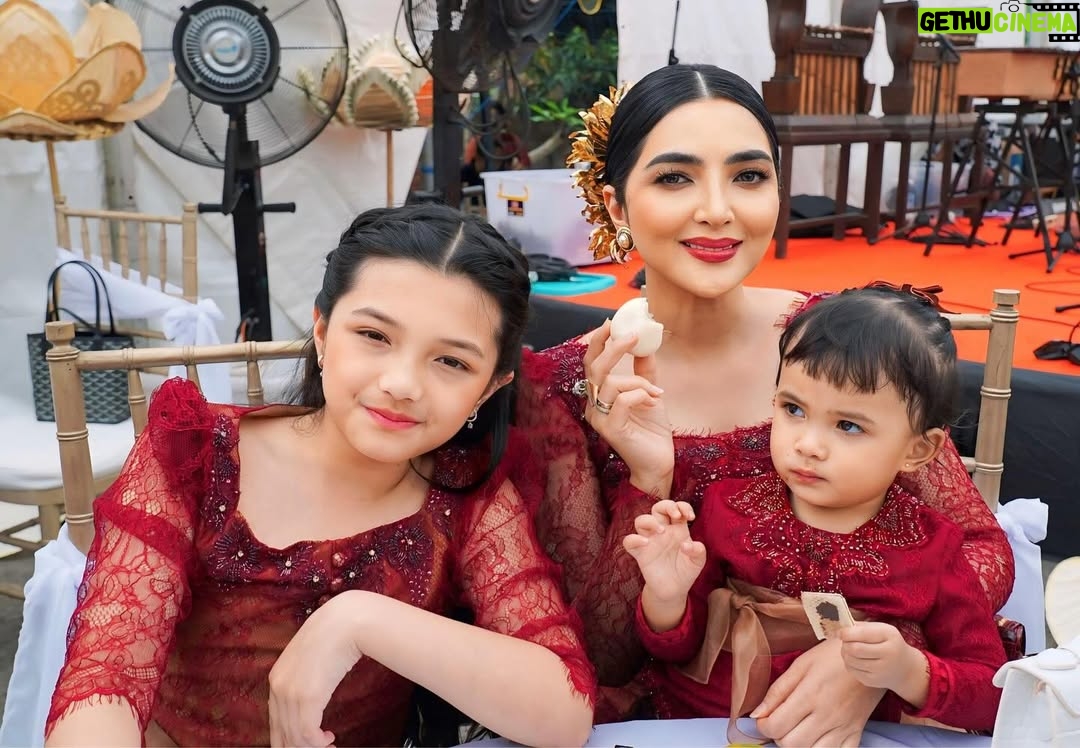 Ashanty - 67.7K Likes - Alhamdulillah bisa kumpul🙏
Silaturahmi di acara @kvin_menzel dan @chintyangelinaa , semoga bisa selalu penuh dengan cinta, seperti kami hari ini yg sangat bahagia bisa hadir mengikuti acara adat yg luar biasa penuh makna!!