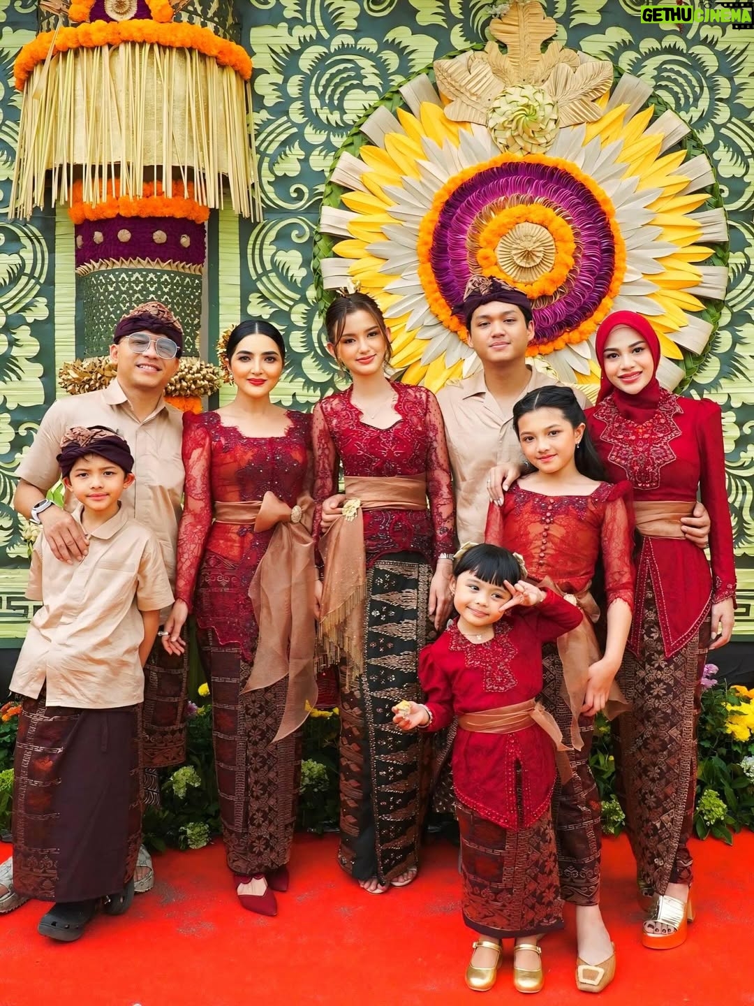 Ashanty - 67.7K Likes - Alhamdulillah bisa kumpul🙏
Silaturahmi di acara @kvin_menzel dan @chintyangelinaa , semoga bisa selalu penuh dengan cinta, seperti kami hari ini yg sangat bahagia bisa hadir mengikuti acara adat yg luar biasa penuh makna!!